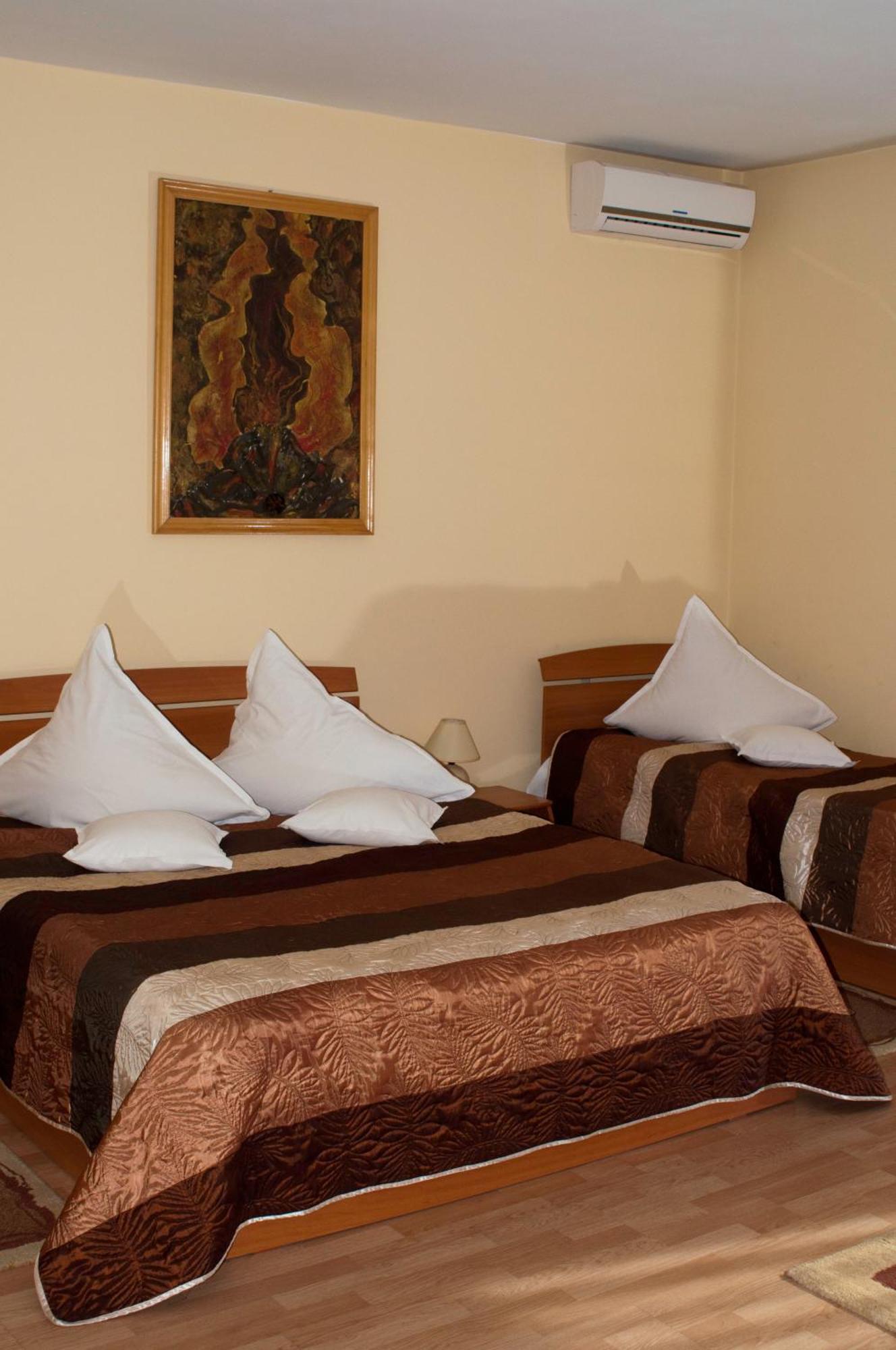 קלוז'-נאפוקה Hotel Delaf מראה חיצוני תמונה
